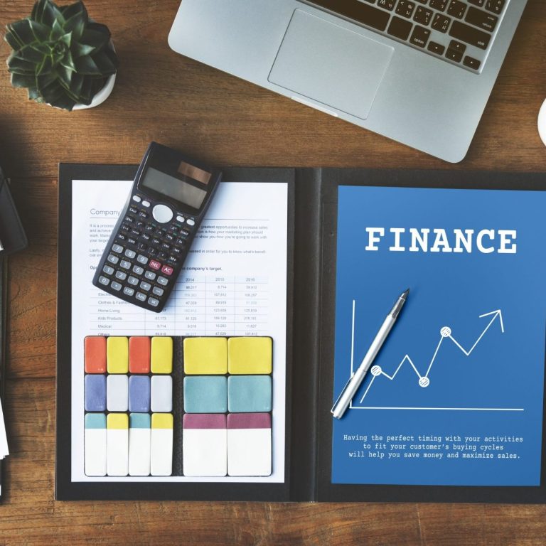 Symbolbild: Finanzübersetzung Türkisch ⇔ Deutsch – präzise Finanzberichte und Dokumente übersetzen Rechner, Finanzdokumente und Diagramme auf einem Schreibtisch – Symbol für Finanzübersetzungen Türkisch ⇔ Deutsch