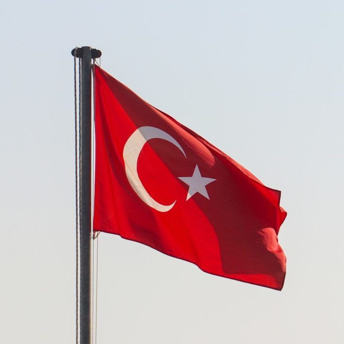 Rotes Banner mit einem weißen Halbmond und Stern, Symbol der Türkei. Stuttgart’ta Yeminli Tercüme Hizmeti