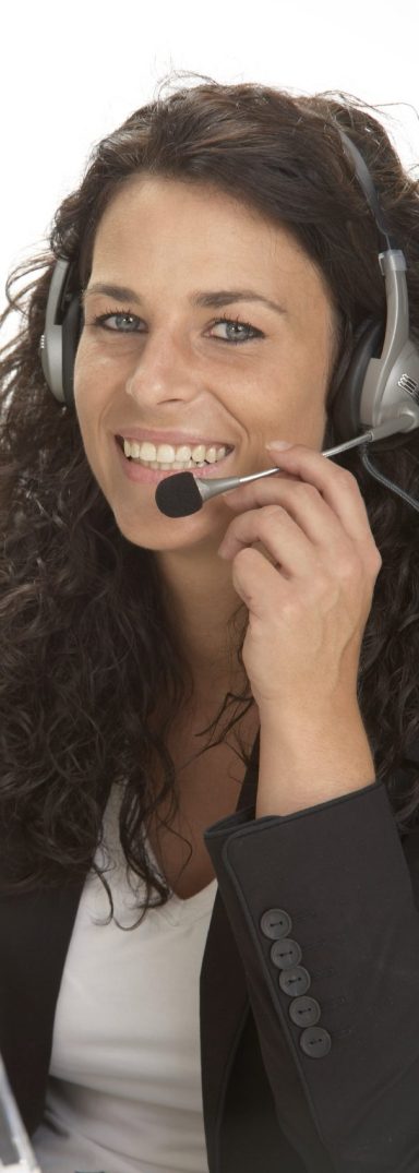 Lächelnde Frau mit Headset, die am Telefon kommuniziert.