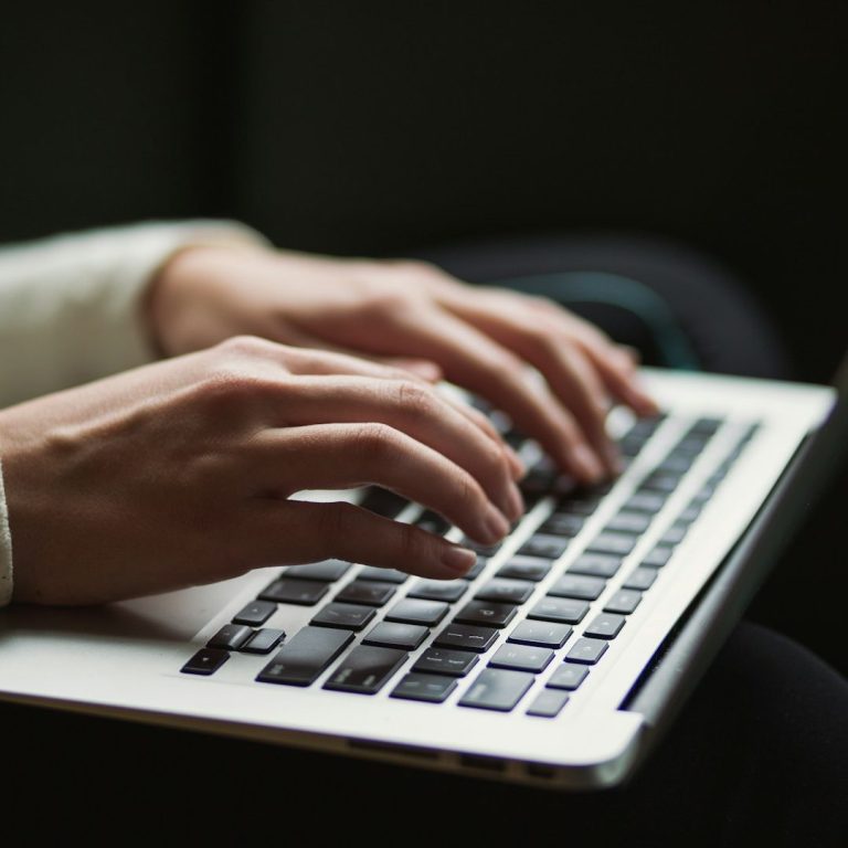 Hände schreiben auf Laptop-Tastatur – Symbolbild für digitale Türkisch–Deutsch Übersetzungen und Online-Dokumenteneinreichung 