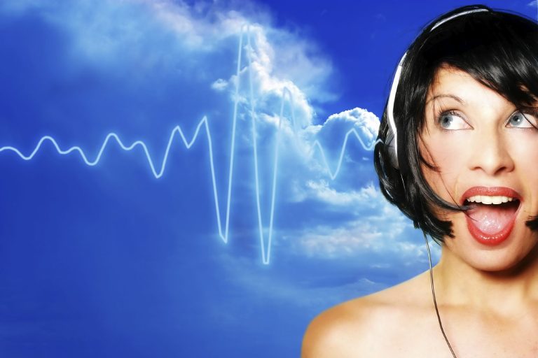 Frau mit Headset und freudigem Ausdruck vor blauem Himmel und Schallwellen.