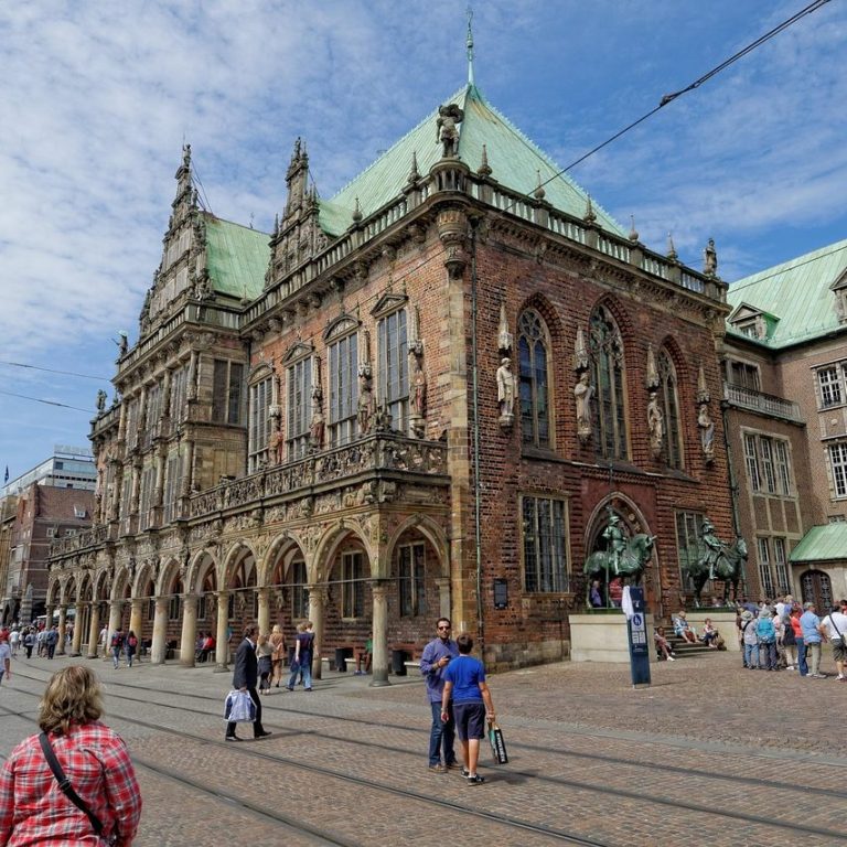Rathaus Bremen mit Besuchern auf dem Marktplatz – Beglaubigte Übersetzung Türkisch ⇔ Deutsch in Bremen